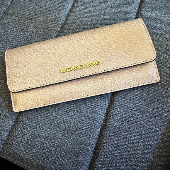 Michael Kors Slim Jet Set Flap Travel Wallet - Picture 1 of 7